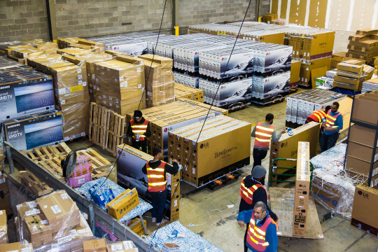 주요 이커머스 기업들이 11월을 앞두고 '블프' 준비에 한창이다. 사진은 블랙프라이데이를 맞아 배송을 기다리는 직구 제품들을 쌓아 놓은 모습.   코리아센터 제공